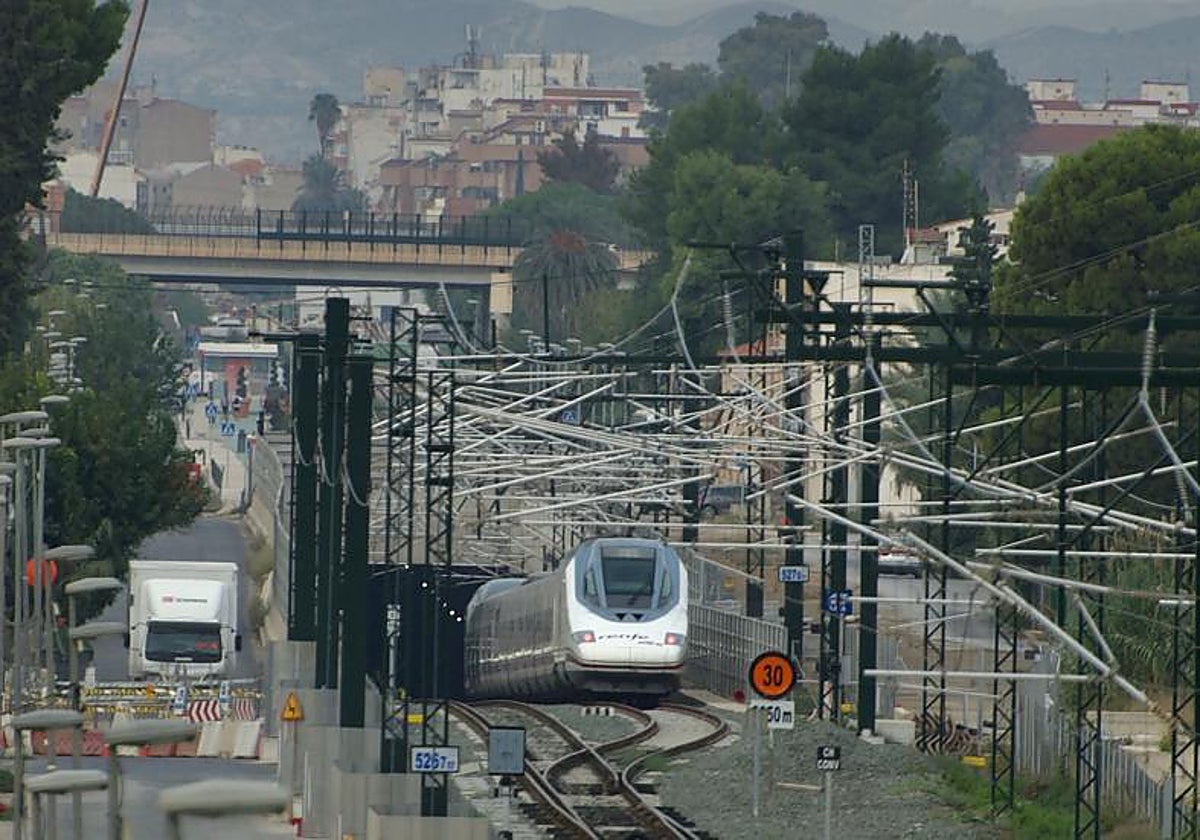 Un AVE pasando por Los Dolores dirección la estación de El Carmen entrando por el túnel del soterramiento