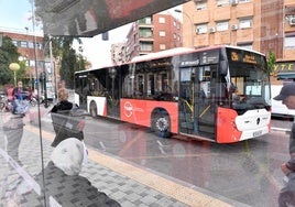 Un autobús pasa frente a la parada de la estación de trenes del barrio del Carmen, en Murcia.