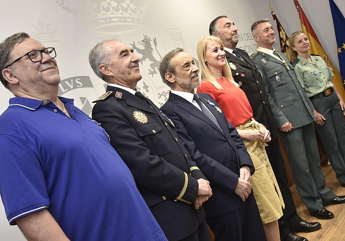 La delegada Mariola Guevara y los seis condecorados en el acto de este miércoles.