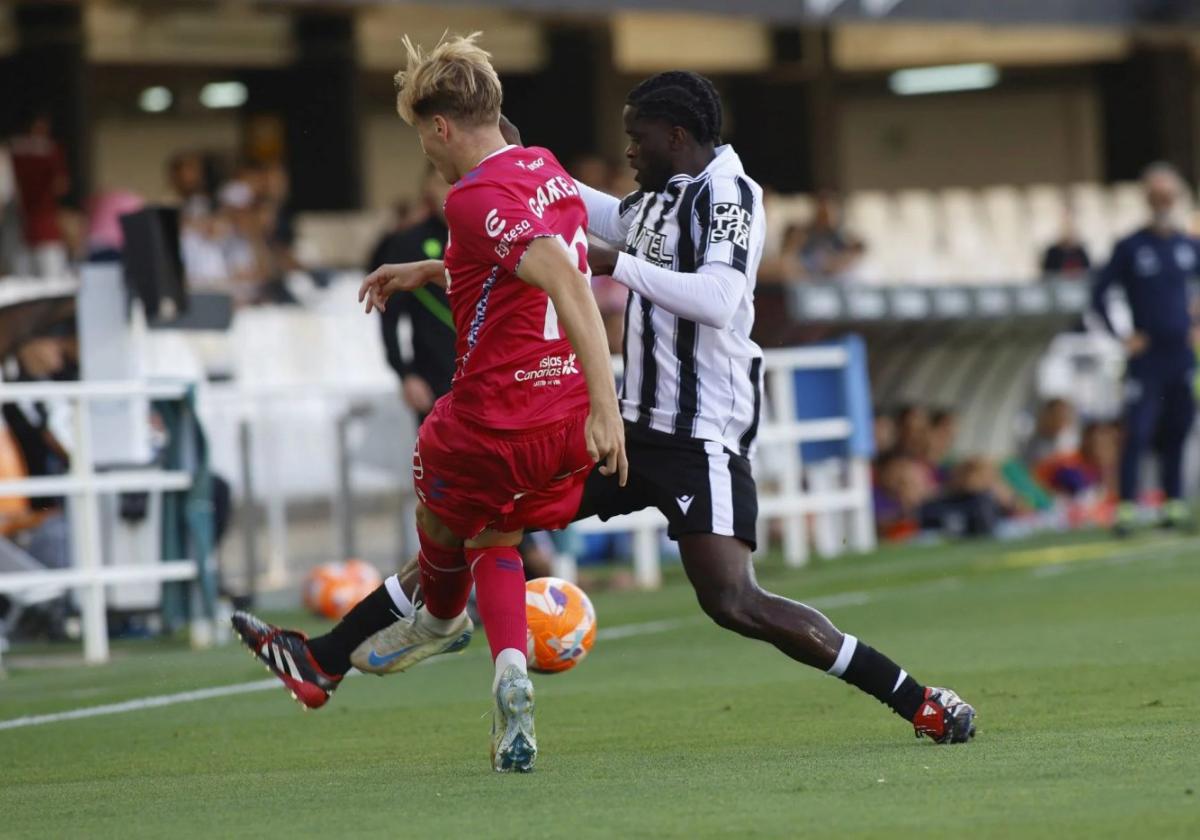 El centrocampista Assane Ndiaye corta el pase a Alejandro Cantero, del Tenerife, en su último partido en el estadio Cartagonova.