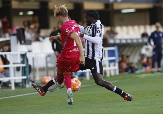 El centrocampista Assane Ndiaye corta el pase a Alejandro Cantero, del Tenerife, en su último partido en el estadio Cartagonova.