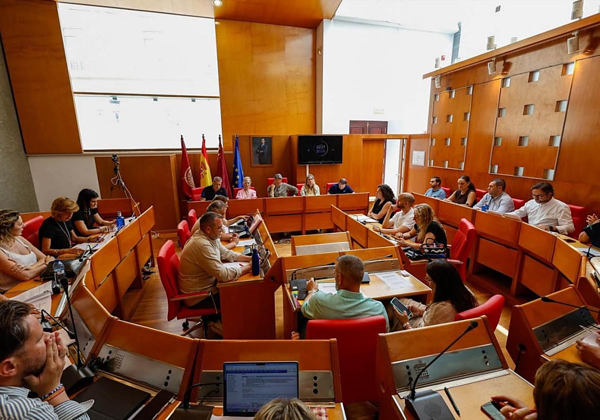 Alcalde y concejales durante el Pleno extraordinario celebrado ayer en el Ayuntamiento.