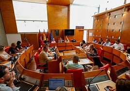 Alcalde y concejales durante el Pleno extraordinario celebrado ayer en el Ayuntamiento.