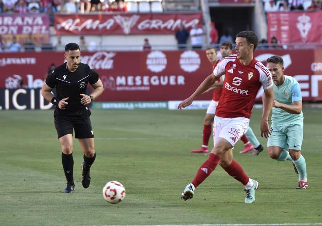 Kike Cadete, lateral izquierdo grana, dando un pase ante el Algeciras.