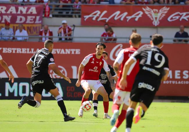 Andrés, central del Murcia, contra la AD Mérida.