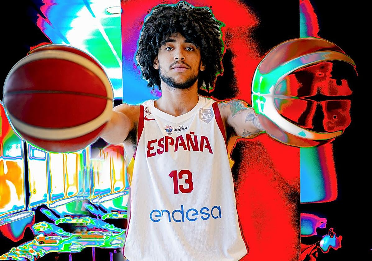 Posado oficial de Izan Almansa para las últimas 'ventanas FIBA', el pasado mes de febrero.