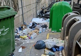 Contenedores de la plaza Esquina del Catón, con los alrededores llenos de suciedad.