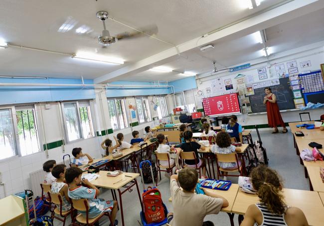 Ventilador y ventanas abiertas. Imagen de una de las aulas del colegio Luis Costa, en el barrio murciano de La Flota.