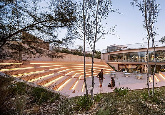 Patio interior ajardinado con graderío para eventos de la sede de VRIO.