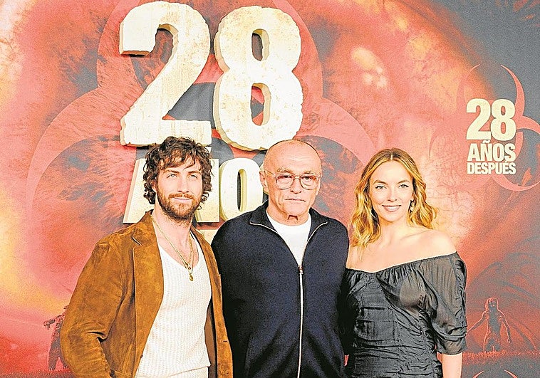 Danny Boyle posa en el 'photocall' junto a Jodie Comer y Aaron Taylor-Johnson.