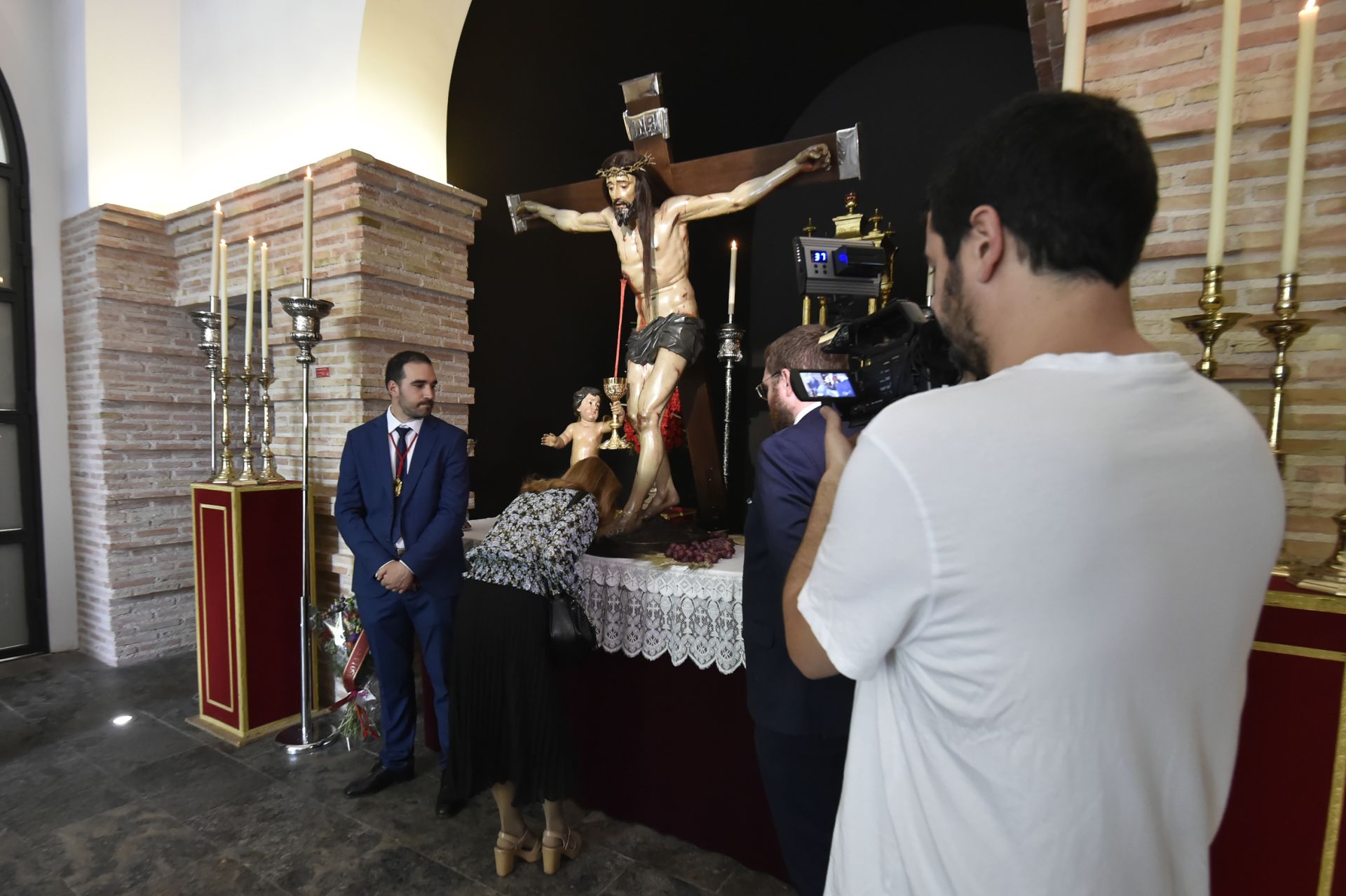 Fervor 'colorao' en el besapié del Cristo de la Sangre en Murcia