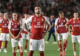 Pedro León, al frente e la plantilla del Real Murcia tras el último partido de la temporada ante el Nàstic de Tarragona, en el estadio Enrique Roca.