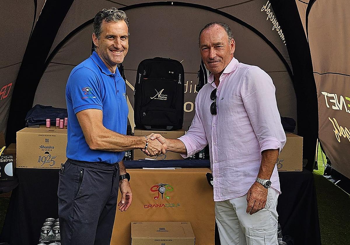Entre toreros. El maestro Pepín Liria (d) cierra con un apretón de manos la faena de golf de su compañero Jesús 'Yiyo' Fernández en Golf Altorreal.