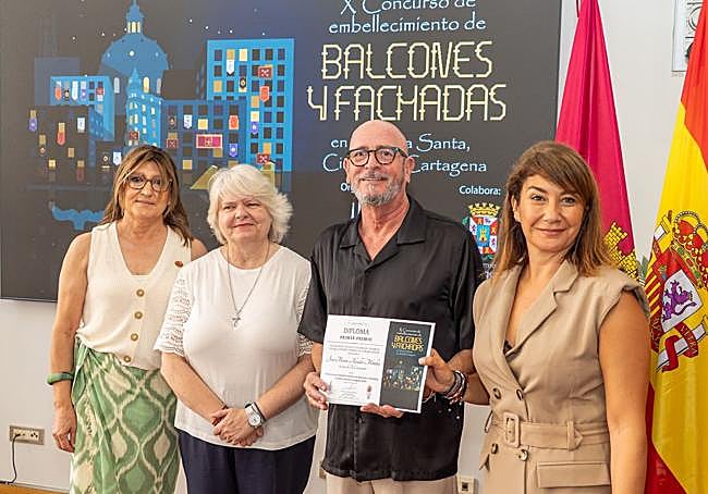 José María Alcalde Méndez recgiendo e diploma que lo acredita como ganador de la mejor balcón acompañado de la presidente de Mujeres cofrades, Victoria Botí, loli Hueso, miembro de la asociación y la concejala Cristina Mora