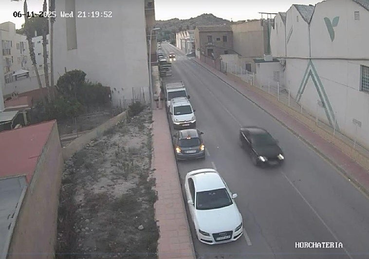 El vehículo a toda velocidad en la Avenida del Río Segura en Abarán.