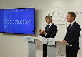 El consejero de Hacienda, Luis Alberto Marín, junto al consejero de Presidencia, Marcos Ortuño, este jueves, en la presentación de los Presupuestos regionales.