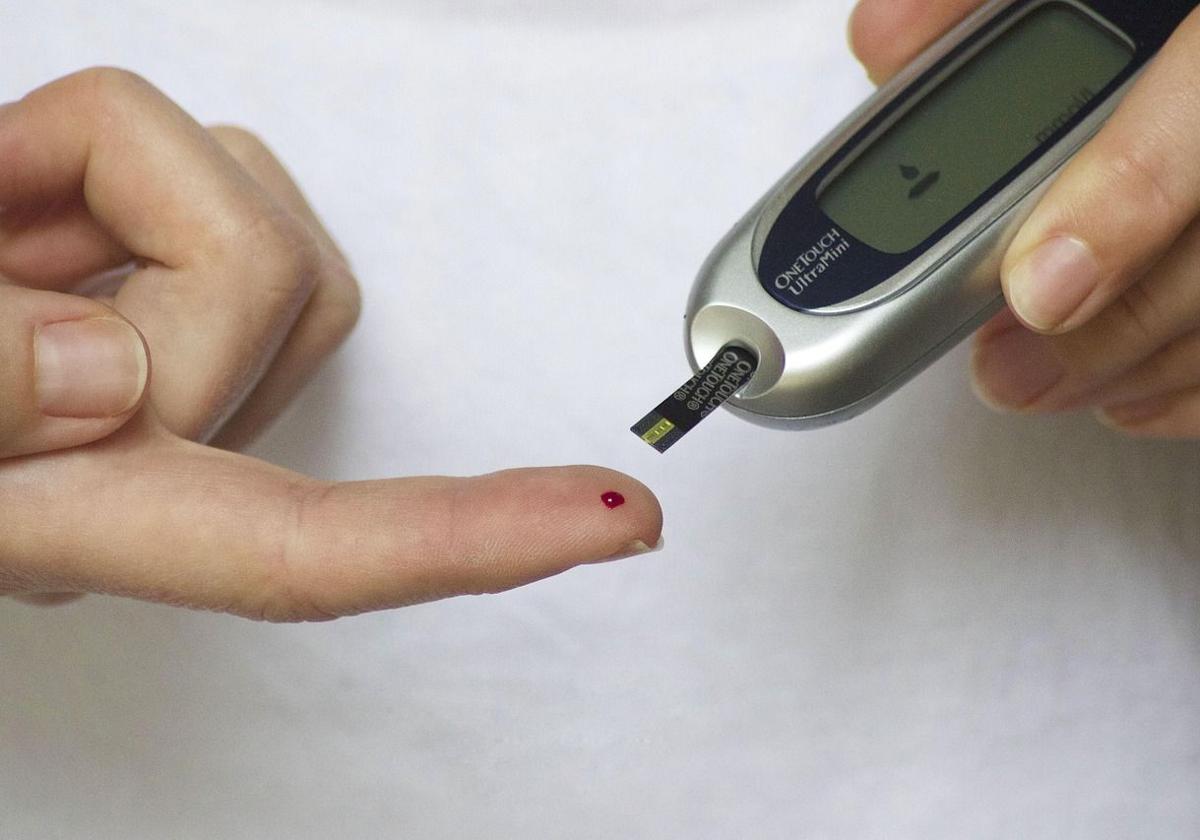 Un medidor de glucosa por pinchazo.