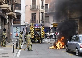 Bomberos de Murcia, en su llegada al lugar del suceso.