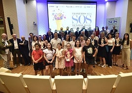 Galardonados, autoridades, jurado y patrocinadores juntos tras la entrega de premios. En la foto inferior, la periodista de LA VERDAD Pepa García, encargada de presentar la entrega de premios.