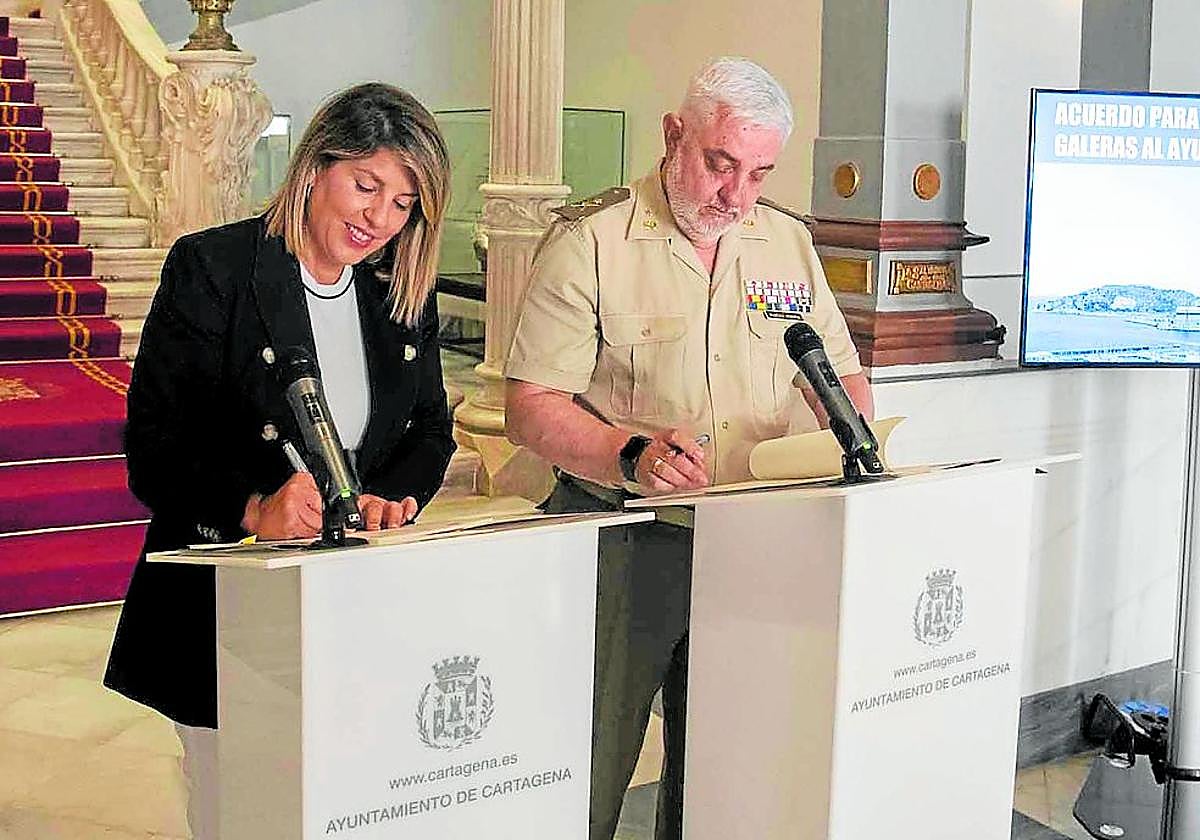 Arroyo y el general Sebastián Marcos Morata firman el acuerdo de traspaso.