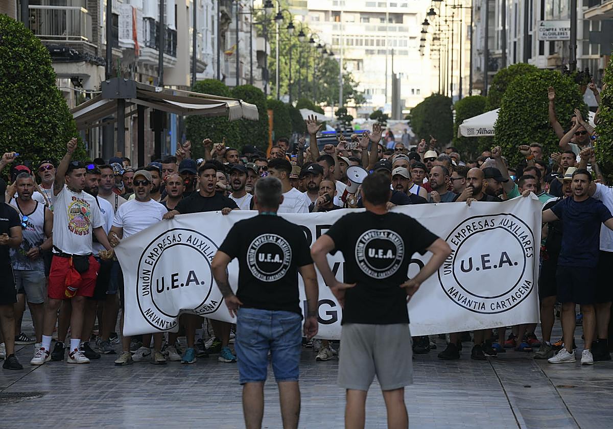Protesta de los trabajadores de empresas auxiliares de Navantia, este viernes en Cartagena.