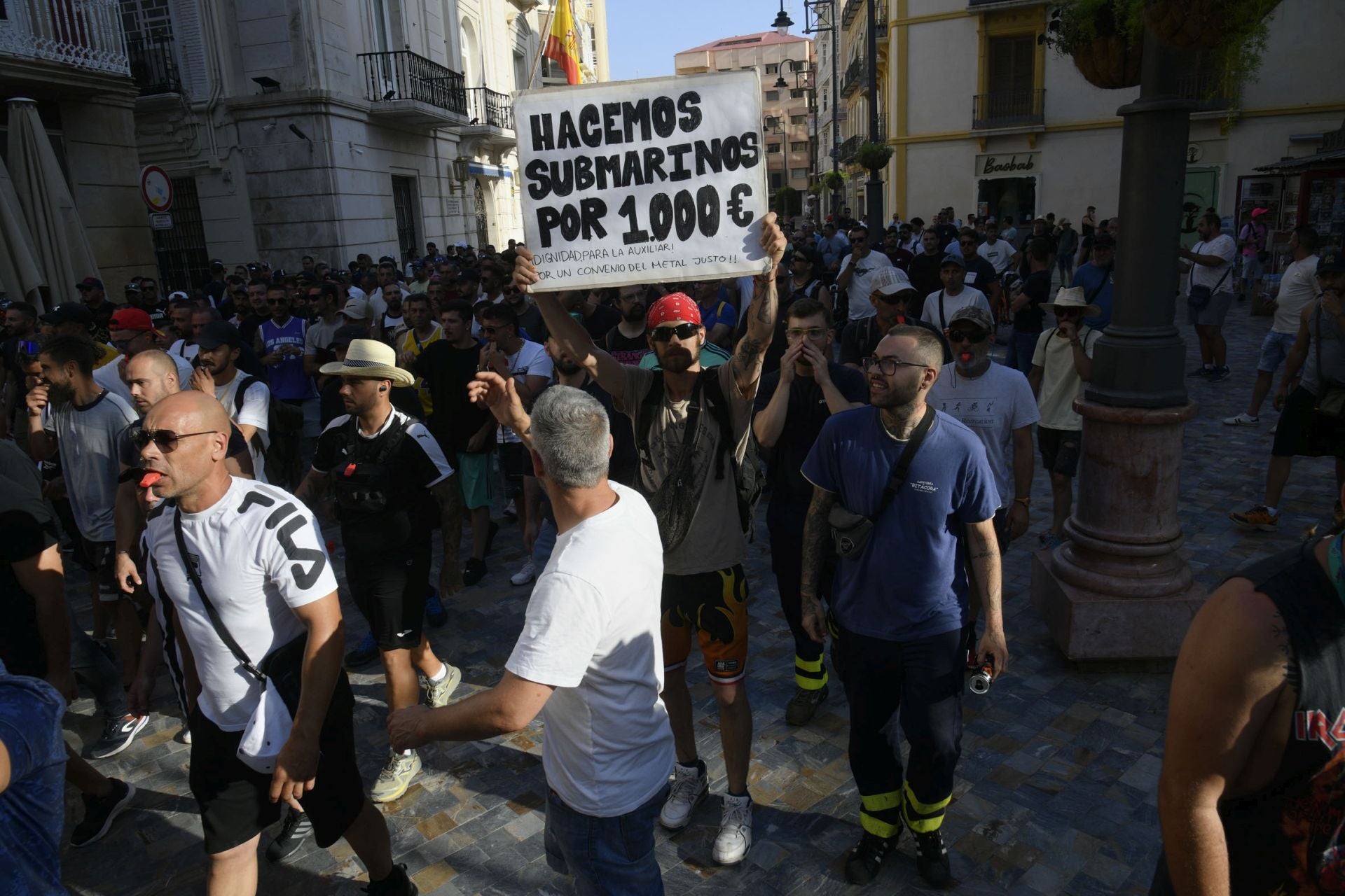 La protesta de los operarios auxiliares de Navantia, en imágenes