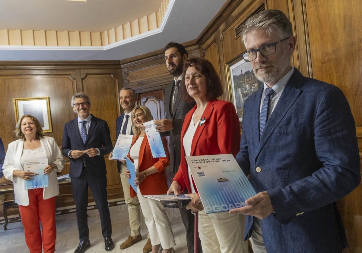 El consejero de Economía, Hacienda, Fondos Europeos y Transformación Digital, Luis Alberto Marín, presenta el proyecto de Presupuestos Generales de la Comunidad a los portavoces de los diferentes grupos parlamentarios de la Asamblea.