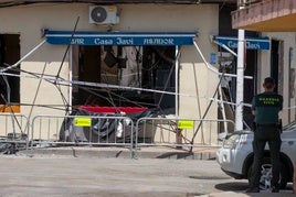 Un agente de la Guardia Civil, este viernes, frente al bar.