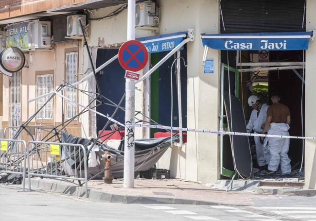 El exterior del bar, acordonado.
