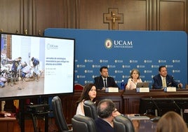 El director general José Sandoval, la vicerrectora de la UCAM, Estrella Núñez, y el profesor Pedro de los Santos, ayer durante la jornada.
