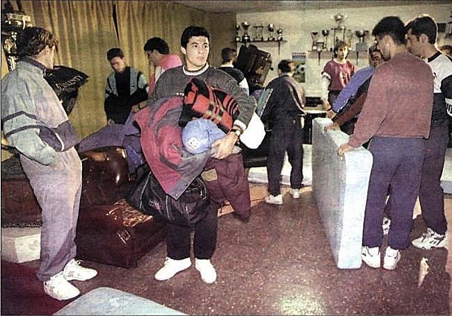 Los jugadores granas se preparan para pasar una noche encerrados en La Condomina como protesta por una deuda con el club.