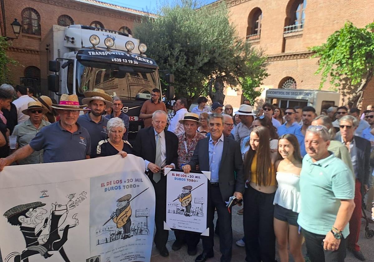 Aficionados de Cartagena y la Peña Taurina de Alumbres con Victorino en Las Ventas.