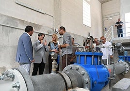 Juan Cascales, con la delegada del Gobierno y el alcalde de Mula, junto a la nueva conducción.