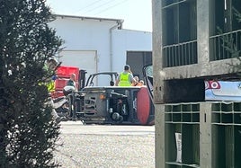 La carretilla elevadora volcada.