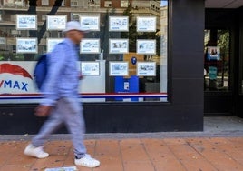 Escaparate de una inmobiliaria con carteles de venta de casas, en una imagen de archivo.