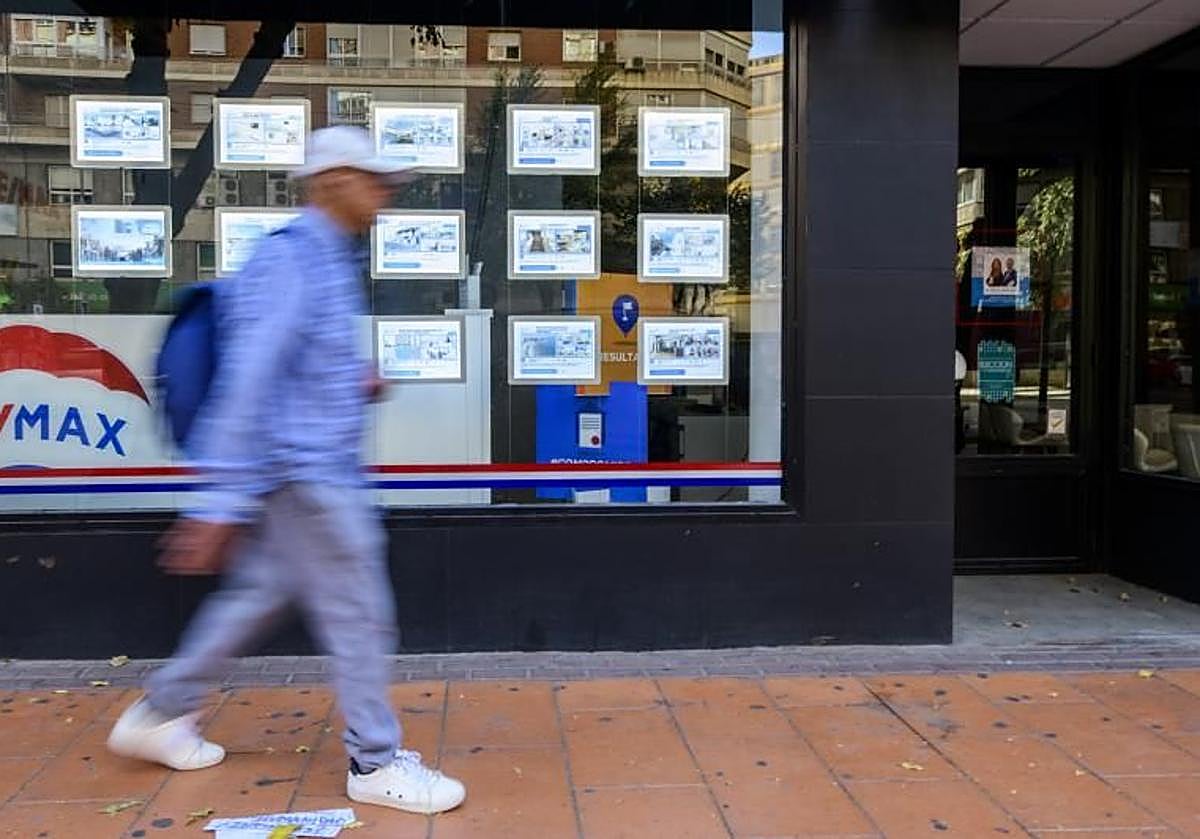 Escaparate de una inmobiliaria con carteles de venta de casas, en una imagen de archivo.