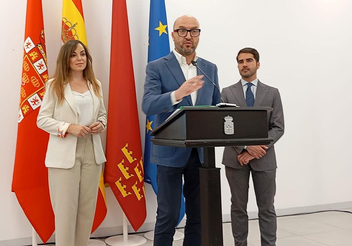 Los concejales Rebeca Pérez, José Francisco Muñoz y Diego Avilés, en rueda de prensa tras la Junta de Gobierno de este viernes.