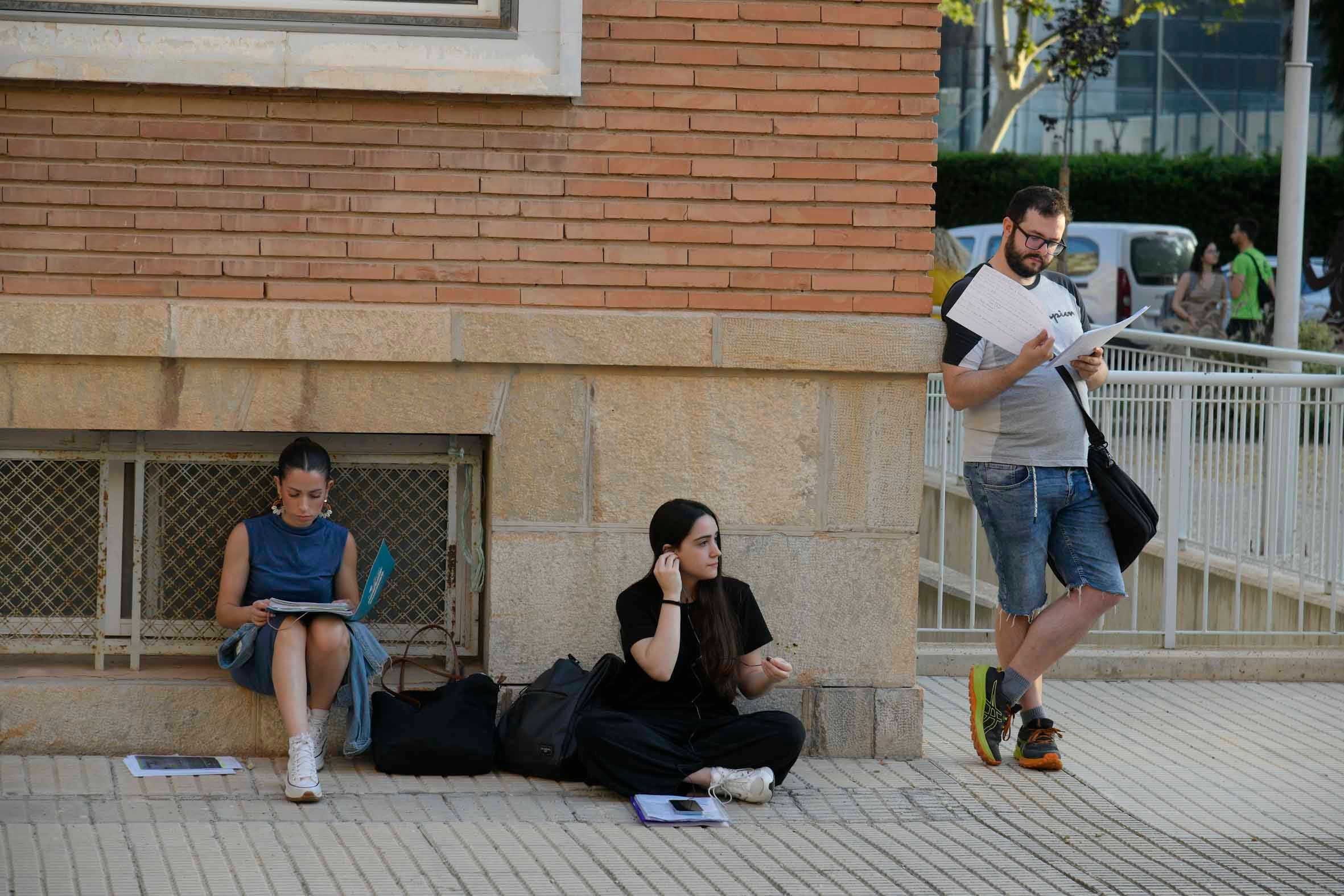 El primer examen de las oposiciones a Secundaria, en imágenes