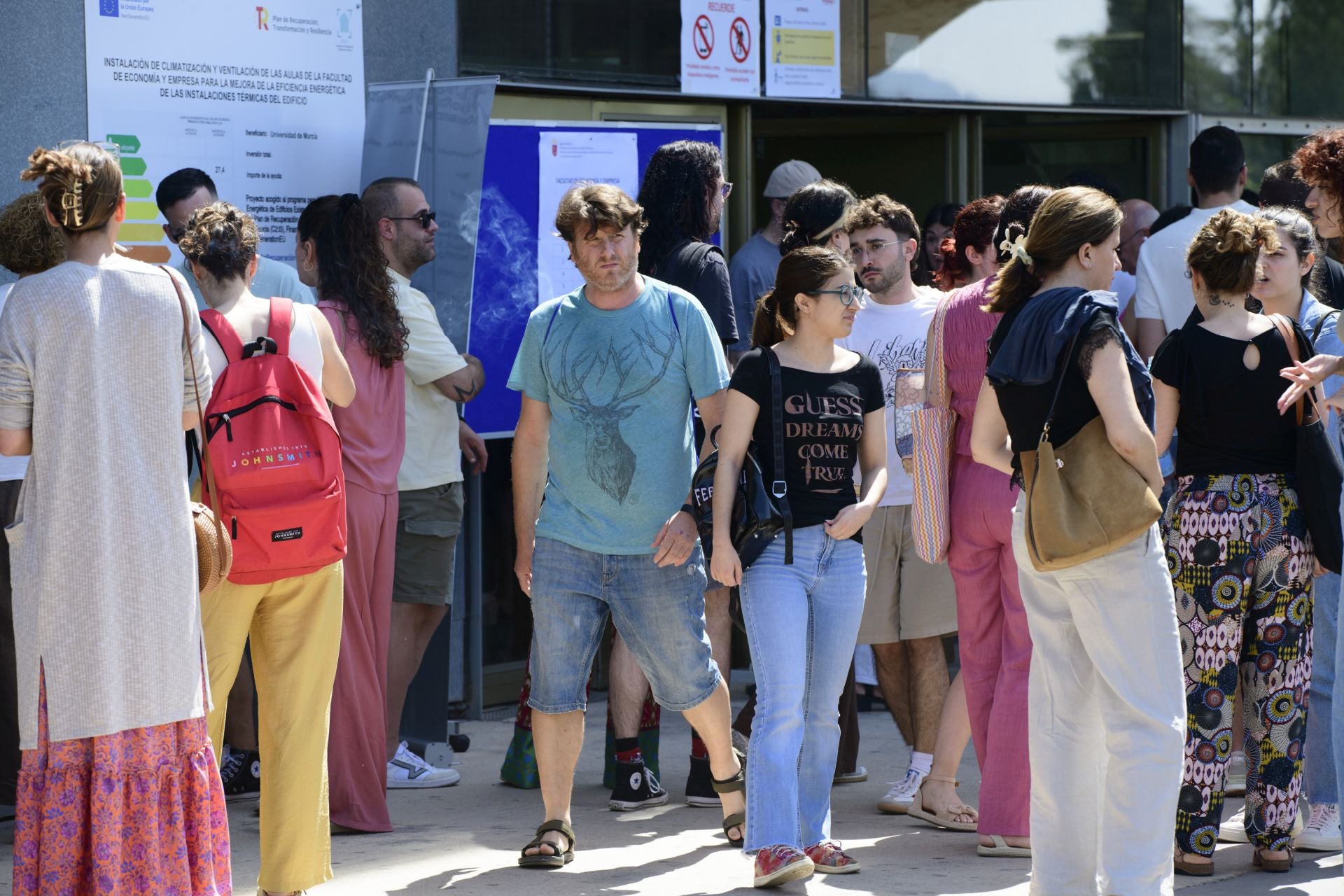 El primer examen de las oposiciones a Secundaria, en imágenes