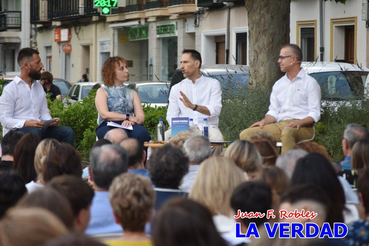 Imágenes de la presentación de «Forjando el mañana» en la Feria del Libro de Caravaca