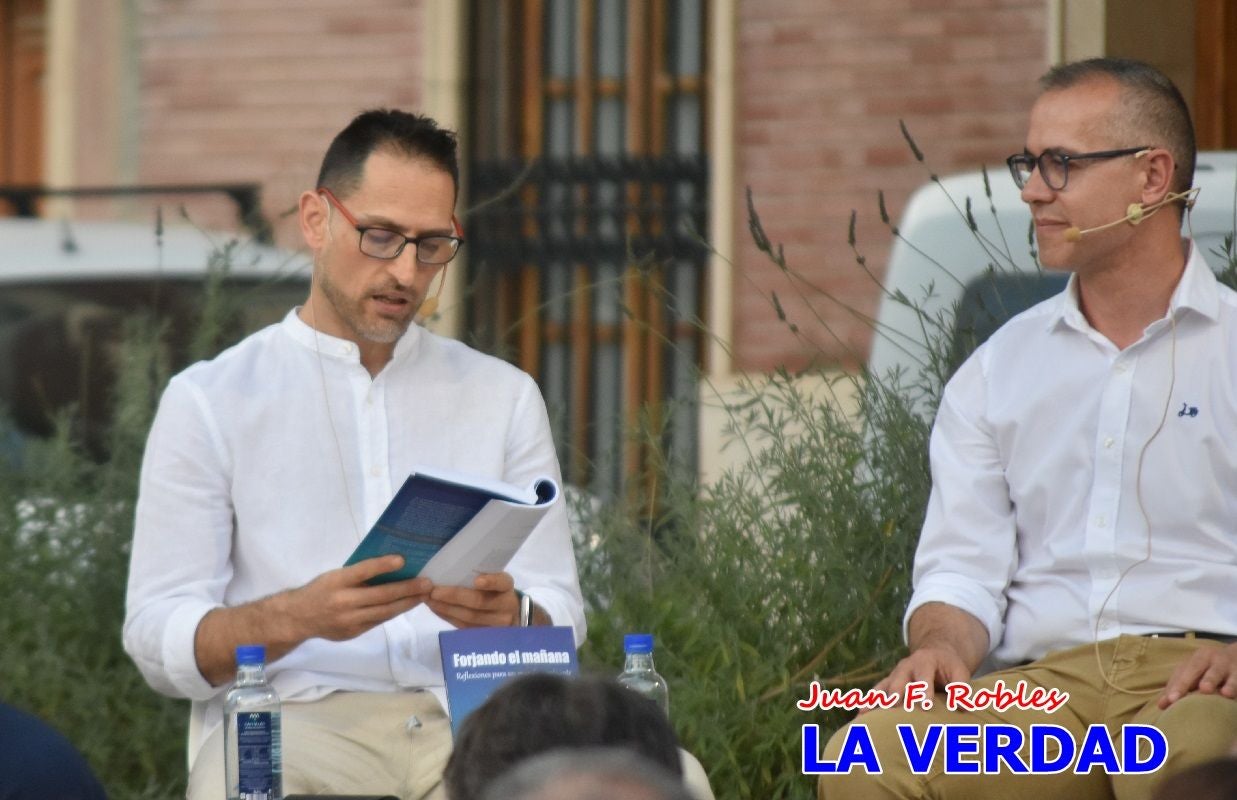 Imágenes de la presentación de «Forjando el mañana» en la Feria del Libro de Caravaca