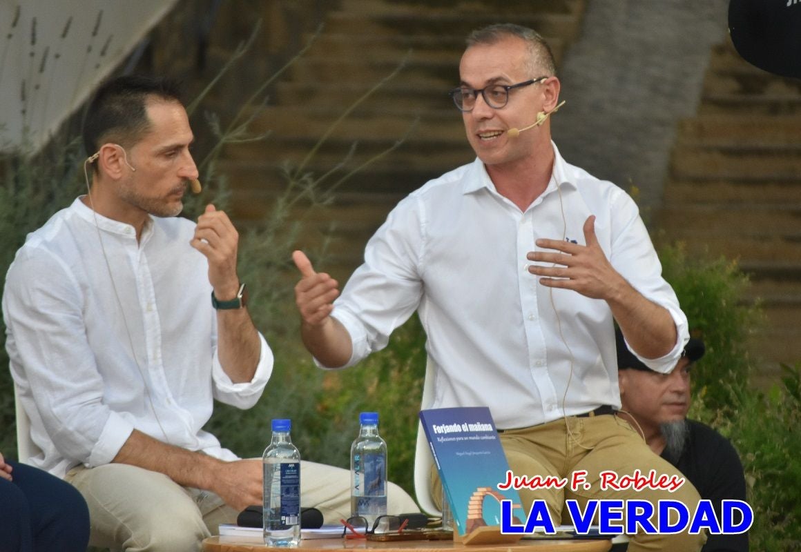 Imágenes de la presentación de «Forjando el mañana» en la Feria del Libro de Caravaca