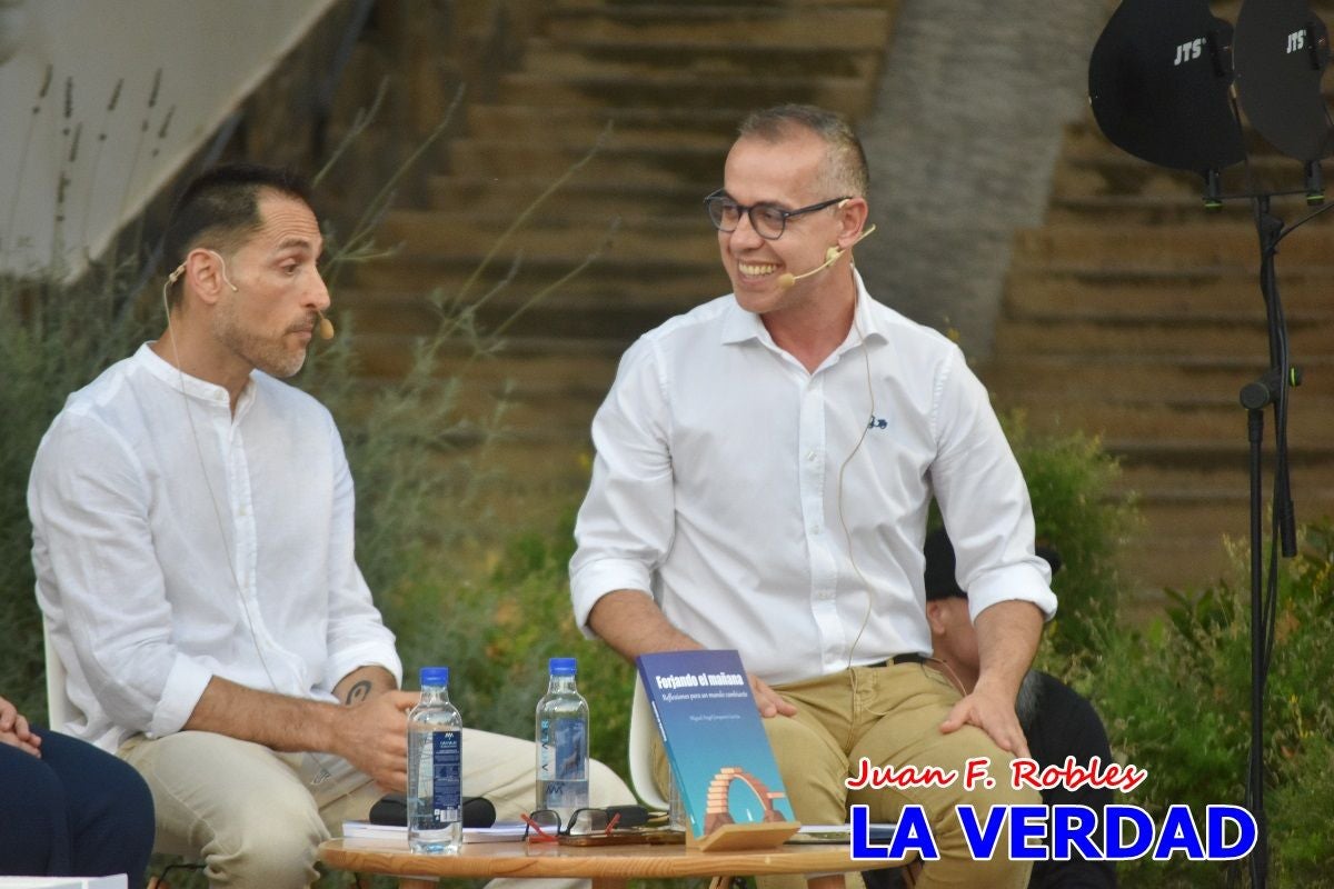 Imágenes de la presentación de «Forjando el mañana» en la Feria del Libro de Caravaca
