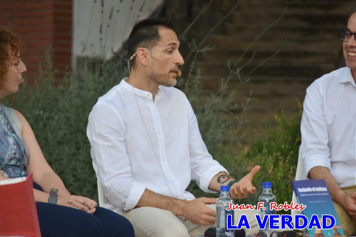 Imágenes de la presentación de «Forjando el mañana» en la Feria del Libro de Caravaca