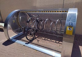 El aparcabicis habilitado en el pabellón Amigos del Fútbol Sala.