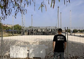 Instalación del escenario en la zona del nuevo Auditorio Thader, sobre un montículo de tierra compactada.
