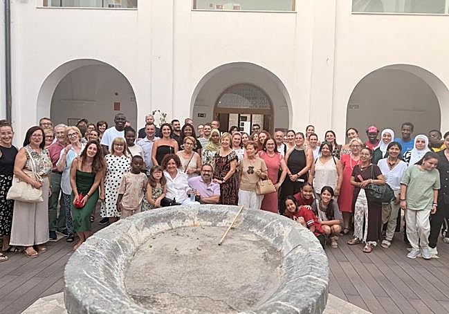 Asistentes al acto celebrado ayer en la biblioteca con motivo del Día Mundial del Refugiado.