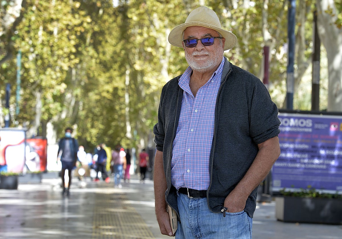 El académico Santiago Delgado, en el paseo Alfonso X El Sabio.