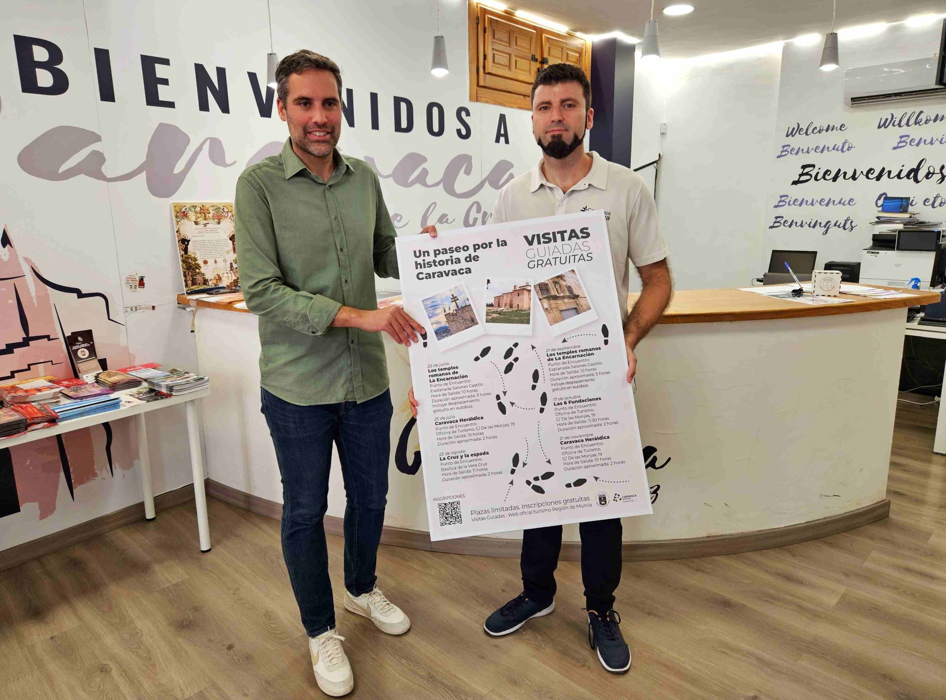 José Santiago Villa y Juan MIguel Férez con el cartel de las visitas.
