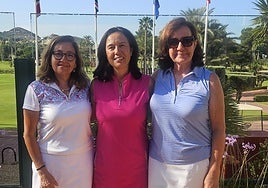 La federativa Asunción Delgado (i), junto a la capitana Paola Cereijo (c) y la Lola Carvajal, la recién estrenada vicecapitana del equipo Región de Murcia.
